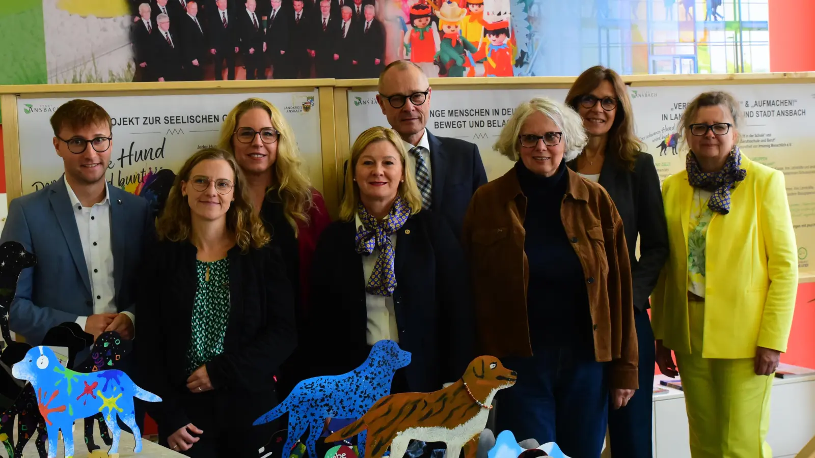 Die Wanderausstellung „Der schwarze Hund wird bunt” startete im Foyer des Landratsamts – Landrat Marco Meier (links) eröffnete die Ausstellung gemeinsam mit Mitwirkenden. (Foto: Irmeli Pohl)