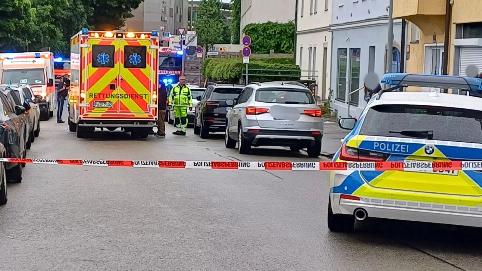 Ein Auto ist in Passau in eine Menschengruppe gefahren.  (Foto: Markus Zechbauer/Zema Medien/dpa)