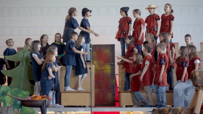 Die verfeindeten Räuberbanden stehen sich gegenüber und singen sich zornig an – eine Szene aus der Aufführung von „Ronja Räubertochter“. Sportgeräte wurden darin zu Burgen, Bäumen und Wäldern. (Foto: Tizian Gerbing)