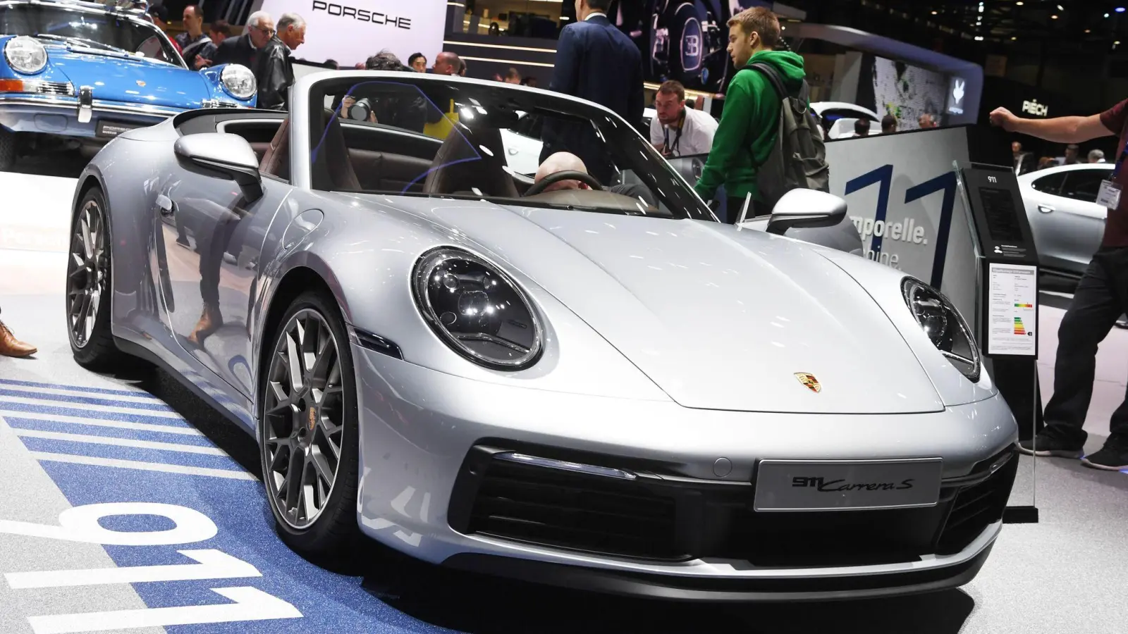 Auf dem Genfer Autosalon wird ein Porsche 911 Cabriolet präsentiert. (Foto: Uli Deck/dpa)