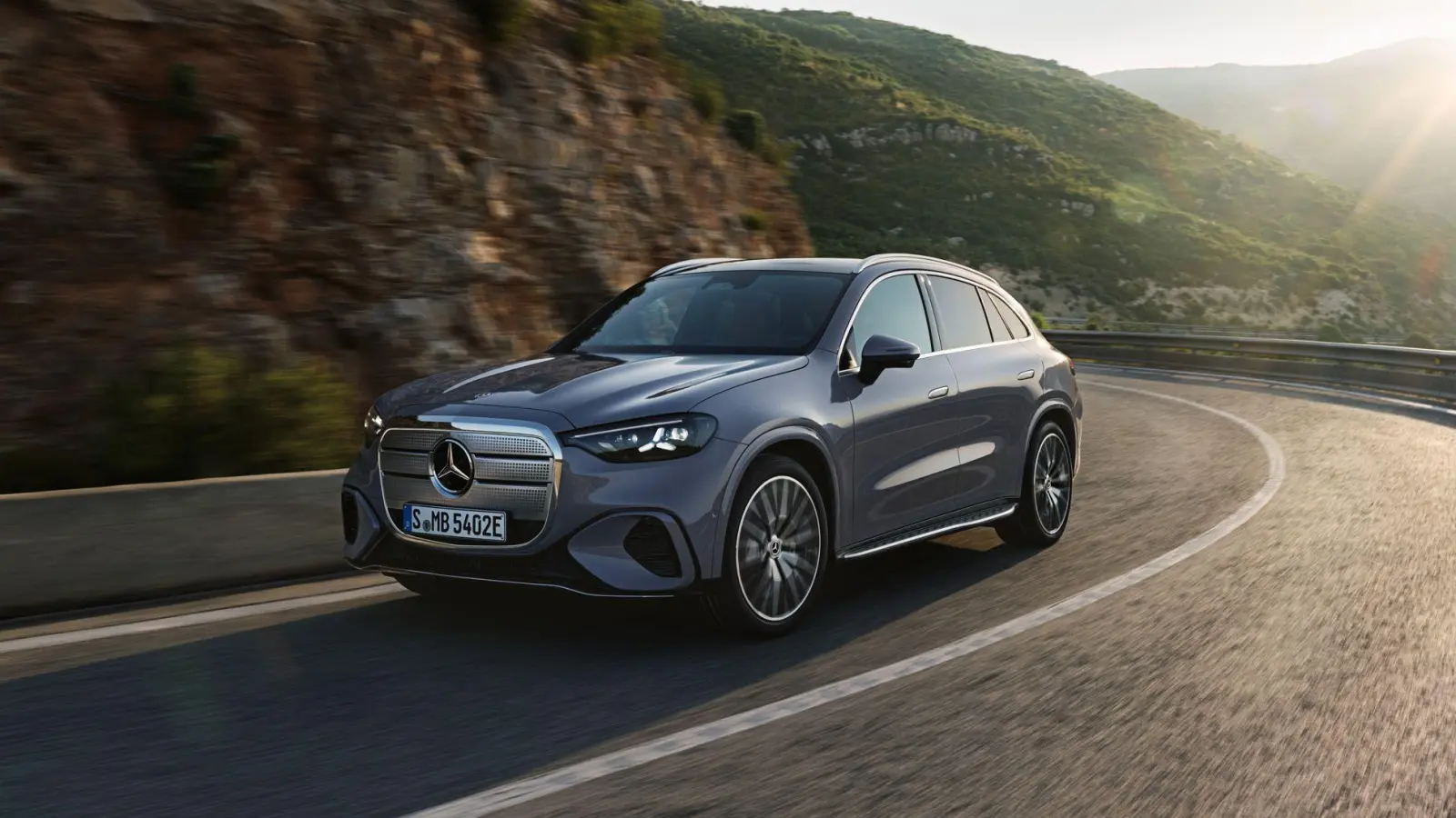 Mit Chromschild am Bug und Akku-Antrieb: Der neue Mercedes GLC wird auf der IAA in München präsentiert. (Foto: Mercedes-Benz AG/dpa-tmn)
