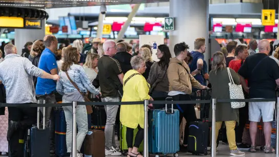 Wegen des Abfertigungschaos am Amsterdamer Flughafen mussten Passagiere zuletzt immer wieder lange warten. (Foto: Jeroen Jumelet/ANP/dpa)