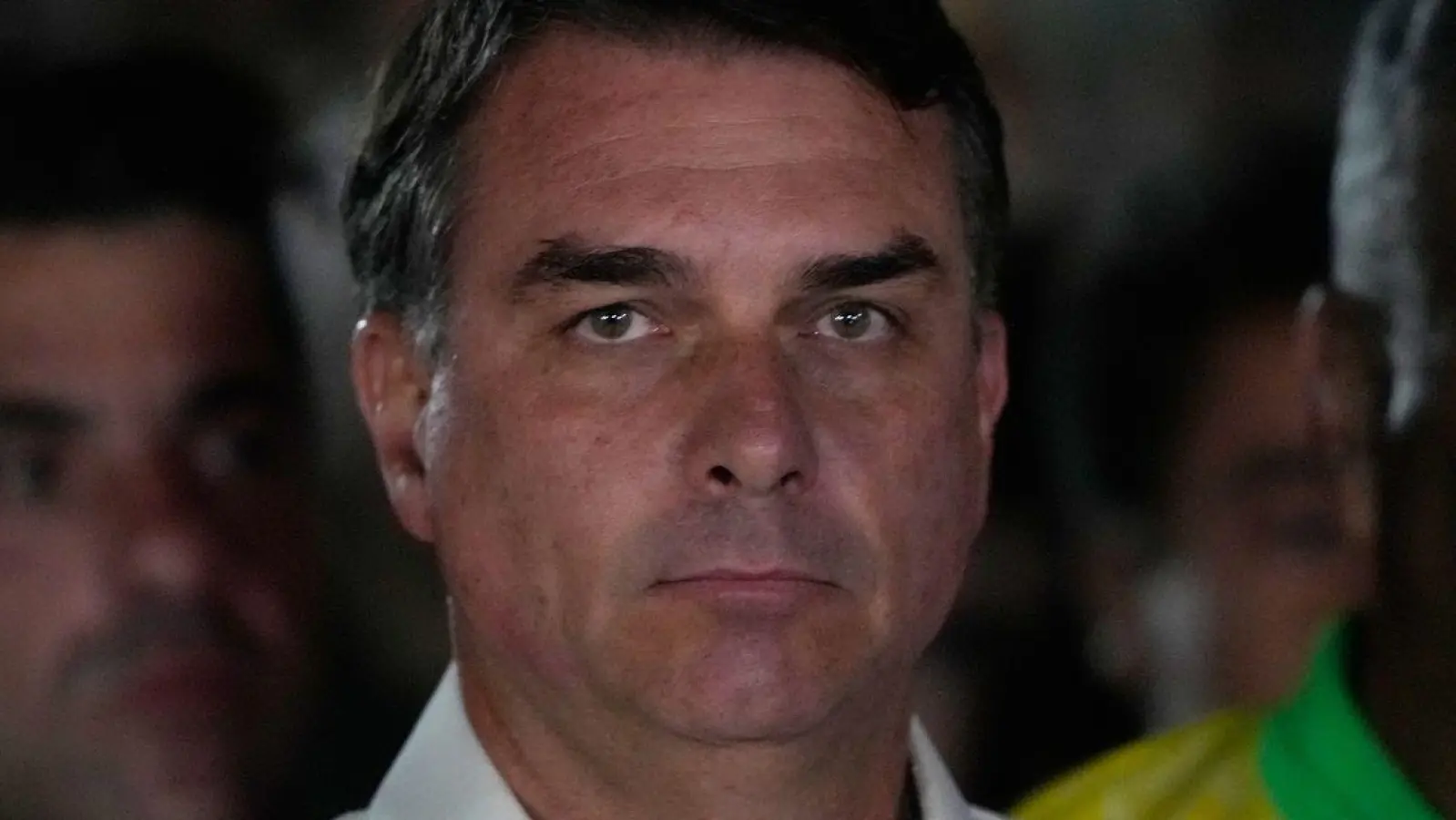Flávio Bolsonaro hat die Präsidentenwahl verloren - will das aber nicht klaglos akzeptieren. (Foto: Eraldo Peres/AP/dpa)
