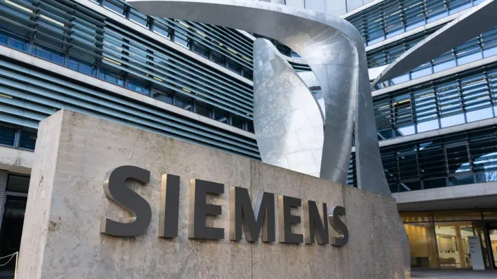 Der Schriftzug „Siemens“ vor der Firmenzentrale. (Foto: Sven Hoppe/dpa/Symbolbild)