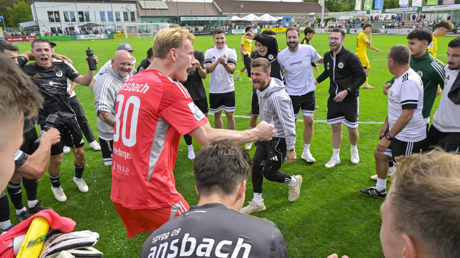 So sah sie aus, die Freude über den ersten Saisonsieg bei der SpVgg Ansbach: Im roten Trikot Torhüter Nils Leidenberger, rechts daneben Trainer Niklas Reutelhuber. (Foto: Martin Rügner)
