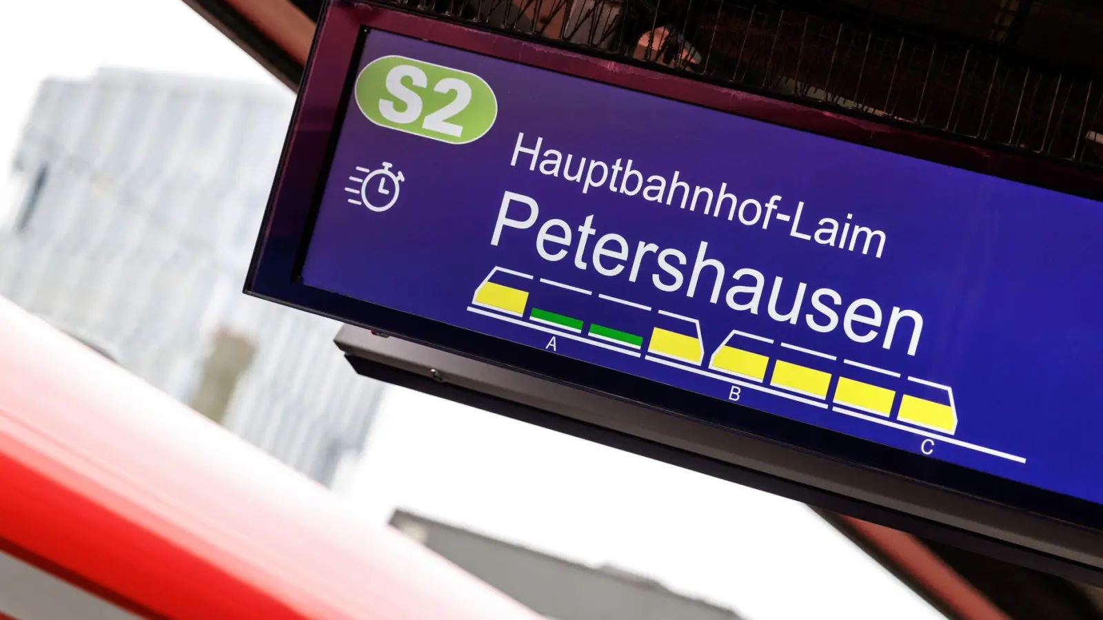 Grün steht für viele freie Plätze, gelb für mittlere Auslastung im Wagon. (Foto: Matthias Balk/dpa)