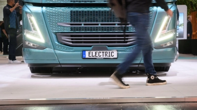 Ein Elektro-LKW steht auf der Internationalen Automobil-Ausstellung IAA Transportation für Nutzfahrzeuge in der Messe Hannover auf dem Stand von Volvo. (Foto: Julian Stratenschulte/dpa)