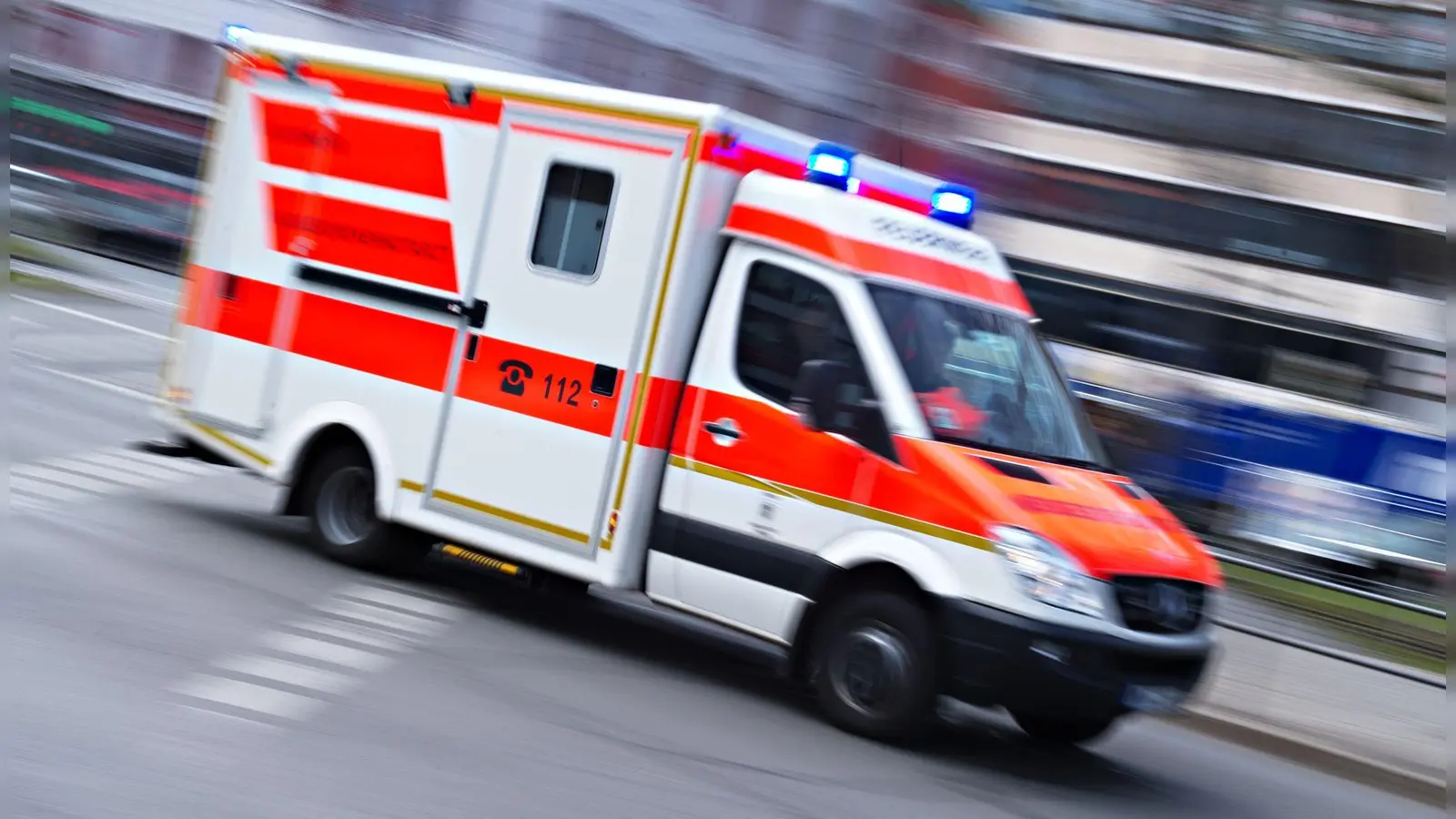 Der 61-Jährige erlag noch am Unfallort seinen Verletzungen. (Symbolbild) (Foto: Nicolas Armer/dpa)