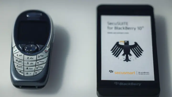 Das Nokia-Handy von Angela Merkel neben einem abhörsicheren Blackberry. (Foto: Oliver Berg/dpa)