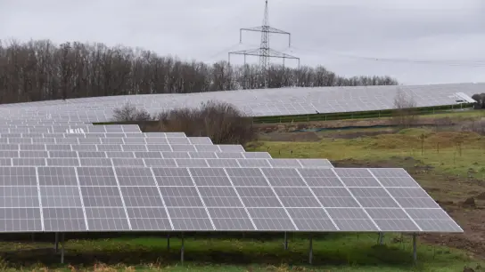 Noch haben Freiflächen-Photovoltaikanlagen – wie hier in Scheinfeld – im Marktbergeler Gemeindegebiet noch keinen Platz. Ein Konzept dafür soll jetzt erstellt werden. (Archivbild: Andreas Reum)