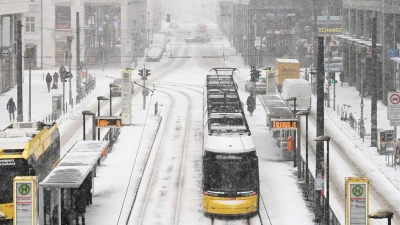 Bei Schnee und Glatteis sind Verspätungen auf dem Weg zur Arbeit oft unvermeidbar. Besser, man geht etwas früher los. (Foto: Soeren Stache/dpa-Zentralbild/dpa-tmn)