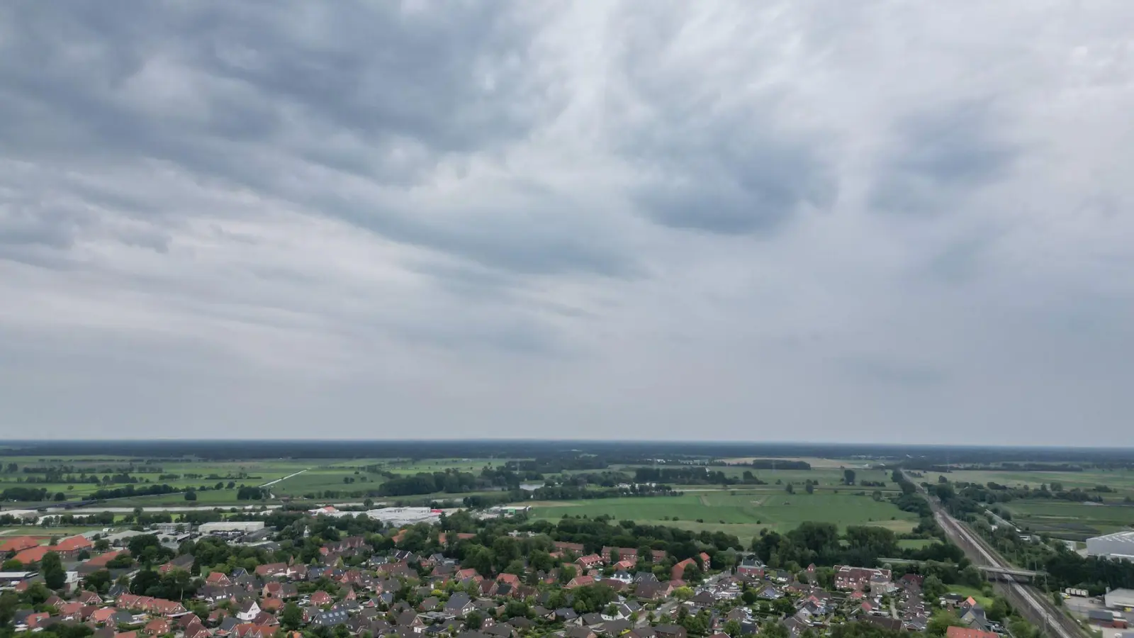 Der Deutsche Wetterdienst hat bundesweit alle bestehenden Unwetterwarnungen vor schweren Gewittern aufgehoben. (Foto: Lars Penning/dpa)