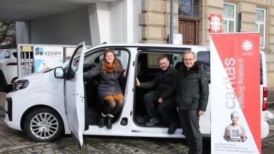 Die Frauenhaus-Mitarbeiterin Andrea Nachtrab, der geschäftsführende Vorstand des Caritasverbandes Sebastian Grund und Domkapitular Dr. Norbert Jung, Vorstand der Kirchenstiftung St. Ludwig (von links), freuen sich über den neuen Kleinbus für das Ansbacher Frauenhaus. (Foto: Alexander Biernoth)