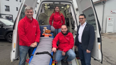 Ein Arbeitstreffen am BRK-Standort in Ansbach: Johannes Stegmann, Amelie Dietrich und Gabriel Schrader vom Herzenswünsche-Team sowie Christian Bernhard, Geschäftsführer des BRK-Kreisverbands Ansbach (von links).  (Foto: Lara Hausleitner)