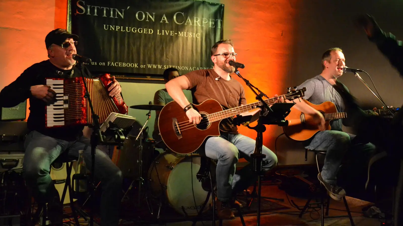 Die Band „Sittin’ on a carpet“ tritt mit ihrem mehrstimmigen Gesang im kleinen Schrannensaal auf. (Archivfoto: Christina Özbek)