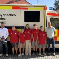 Die neuen Schulsanitäter der Wolfhard-Schule Herrieden mit Klassenlehrkraft Beatrix Appelbaum, BRK-Ausbildungsleiter Andre Herwig (links) und Schulleiter Christian Fischer (rechts). (Foto: Wolfhard-Schule)