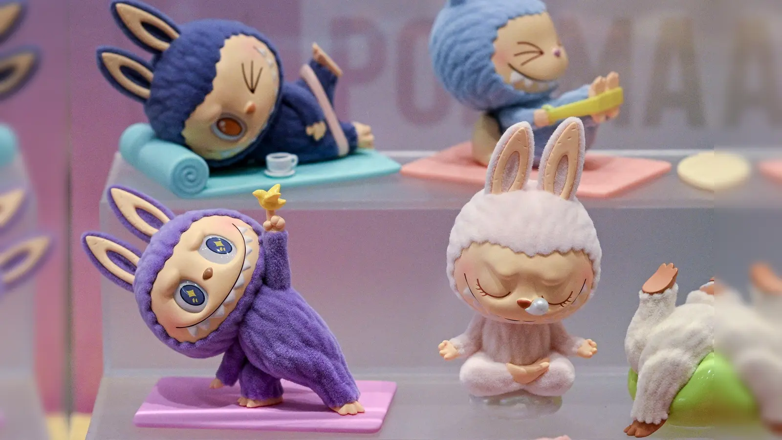 Chinesische Plüschfiguren mit breitem Grinsen wurden zu begehrten Sammlerstücken bei Kindern.   (Foto: Jens Kalaene/dpa/dpa-tmn)