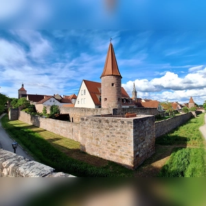 Schattenspiel der Abendsonne an der Stadtmauer - gesehen in Wolframs-Eschenbach (Foto: Harmens Karg)