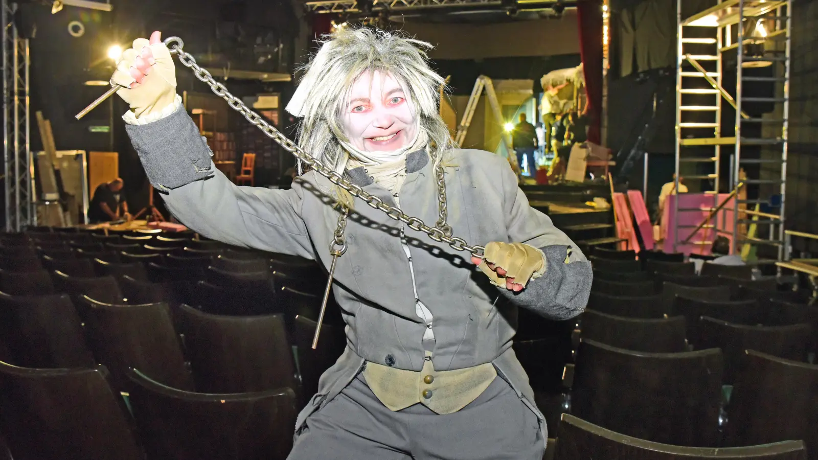 Im Musical &quot;Scrooge&quot; verkörperte Silvia Bolay einen mit Ketten behangenen Geist. (Foto: Sarina Schwinn)