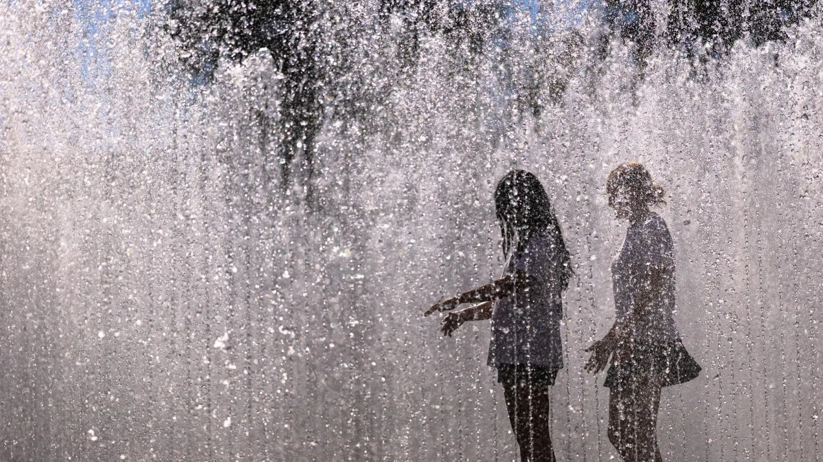 Besonders gefragt in diesen Tagen: Kühles Wasser aller Art.  (Foto: Daniel Karmann/dpa)