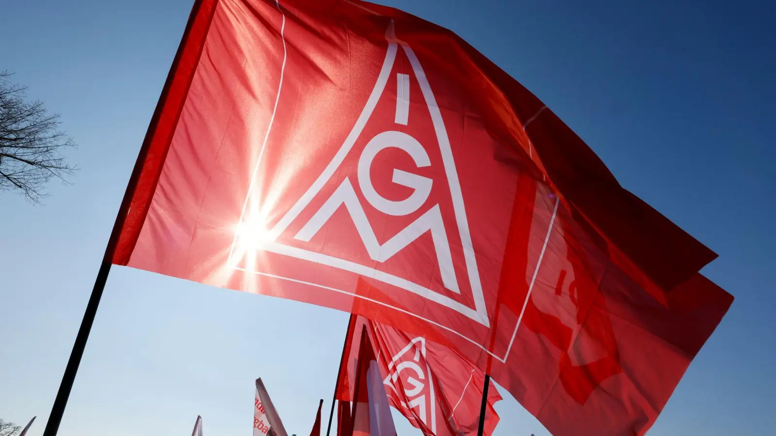 Die Gewerkschaft unterstützt die Forderung der Autoindustrie nach einer Aufweichung des Verbrenner-Aus im Jahr 2035, erwartet im Gegenzug aber den Erhalt von Jobs. (Archivbild) (Foto: Thomas Banneyer/dpa)