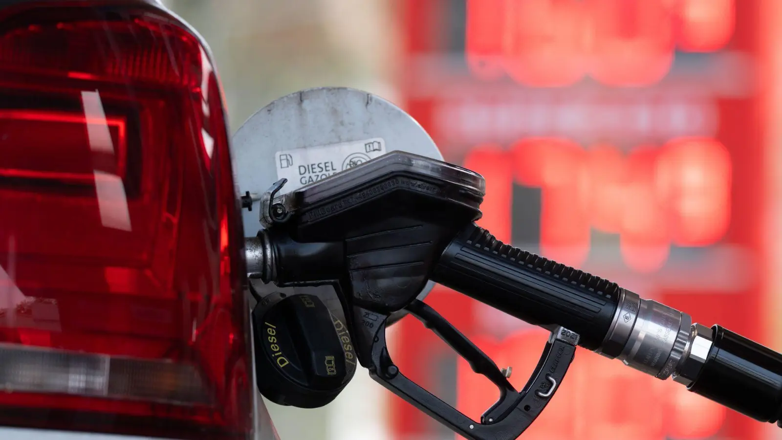 Die Spritpreise an den Tankstellen ändern sich mitunter schon nach wenigen Minuten wieder. (Archivbild) (Foto: Sebastian Kahnert/dpa)