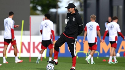 Jürgen Klopp beobachtet den Trainingsstart der Fußball-Nationalmannschaft.  (Foto: Federico Gambarini/dpa)
