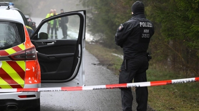 Einsatzkräfte der Polizei unweit des Fundorts der Leiche in Freudenberg. (Foto: Roberto Pfeil/dpa)
