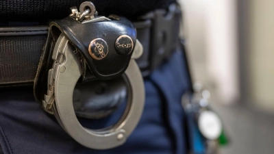 Die Polizei musste den Mann in Handschellen abführen. (Symbolbild) (Foto: Peter Kneffel/dpa)