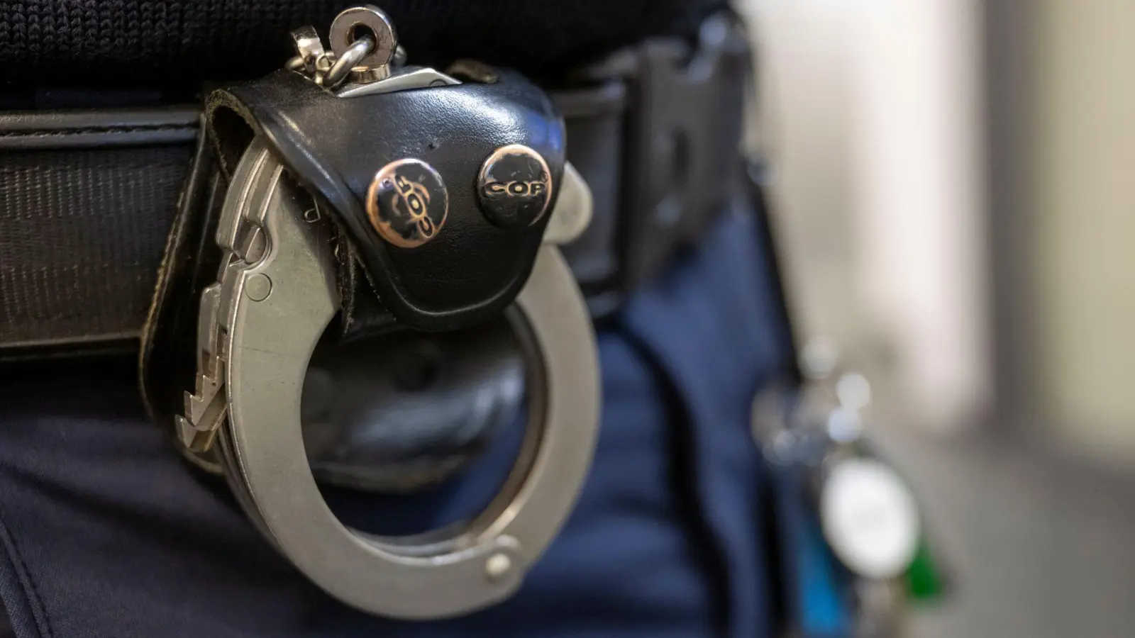 Die Polizei musste den Mann in Handschellen abführen. (Symbolbild) (Foto: Peter Kneffel/dpa)