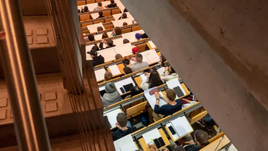 Studierende nehmen im Hörsaal an einer Vorlesung teil. (Foto: Daniel Josling/dpa/Symbolbild)