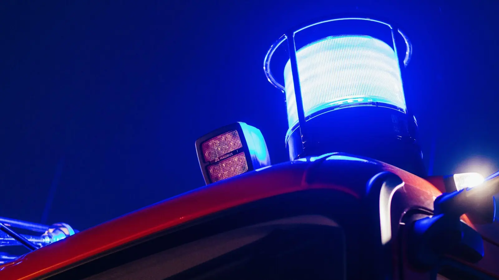 Rund 180 Kräfte von Feuerwehr, Rettungsdienst, Technischem Hilfswerk und Polizei waren im Einsatz, um den Brand in Pressig zu löschen. (Archivbild) (Foto: Philipp von Ditfurth/dpa)