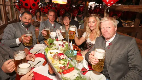 Die FC-Bayern-Delegation beim Oktoberfest. (Foto: FC Bayern München/dpa)