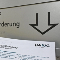 Eine Bafög-Reform soll kommen - nur wann? (Illustration) (Foto: Elisa Schu/dpa)