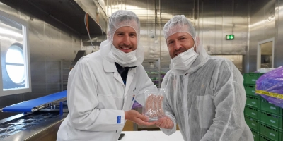 Max Kupfer (links), Vorstand bei Hans Kupfer in Heilsbronn, und Florian Hüttner, Gründer und Chef von MyriaMeat, zeigen stolz die ersten Hybrid-Bratwürste aus 20 Prozent Kunstfleisch. (Foto: Baris Özel)