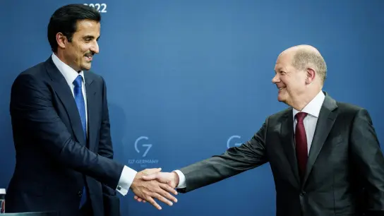 Der Emir von Katar (l), Scheich Tamim Bin Hamad Al Thani, gibt Bundeskanzler Olaf Scholz (SPD) im Kanzleramt nach einer Pressekonferenz die Hand. (Foto: Michael Kappeler/dpa)