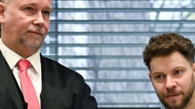 Der jüdische Student Lahav Shapira (1.) mit seinem Anwalt Sebastian Scharmer. (Archivbild) (Foto: Elisa Schu/dpa)