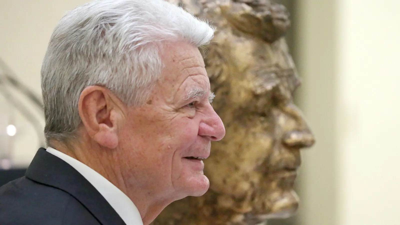 Der ehemalige Bundespräsident Joachim Gauck steht im Bundespräsidialamt neben seiner von der Bildhauerin Bärbel Dieckmann geschaffenen Büste, die zuvor in einer Feierstunde enthüllt wurde. (Foto: Wolfgang Kumm/dpa)