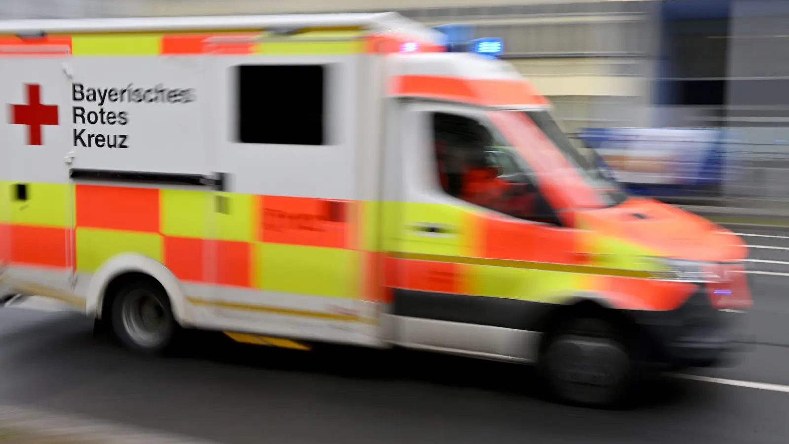 Bekannte des Mannes alarmierten die Rettungskräfte, der 61-Jährige starb aber noch am Unfallort. (Symbolbild) (Foto: Peter Kneffel/dpa)