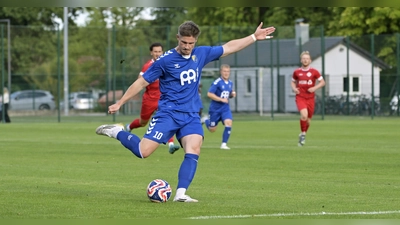 „Mal schauen, ob ich mich aufstelle”: Der spielende Co-Trainer Dustin Lunz ersetzt beim SVG Steinachgrund Cheftrainer Thomas Guter. (Foto: Martin Rügner)