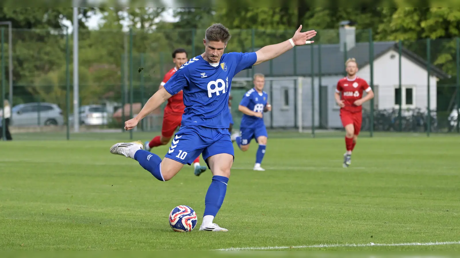 „Mal schauen, ob ich mich aufstelle”: Der spielende Co-Trainer Dustin Lunz ersetzt beim SVG Steinachgrund Cheftrainer Thomas Guter. (Foto: Martin Rügner)