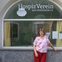 Angelika Stegmayer vor den Räumlichkeiten des Bad Windsheimer Hospizvereins in der Krämergasse. (Foto: Alexander Rausch)