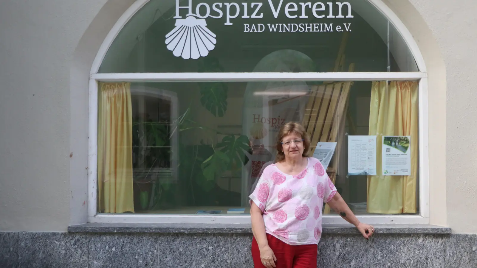 Angelika Stegmayer vor den Räumlichkeiten des Bad Windsheimer Hospizvereins in der Krämergasse. (Foto: Alexander Rausch)