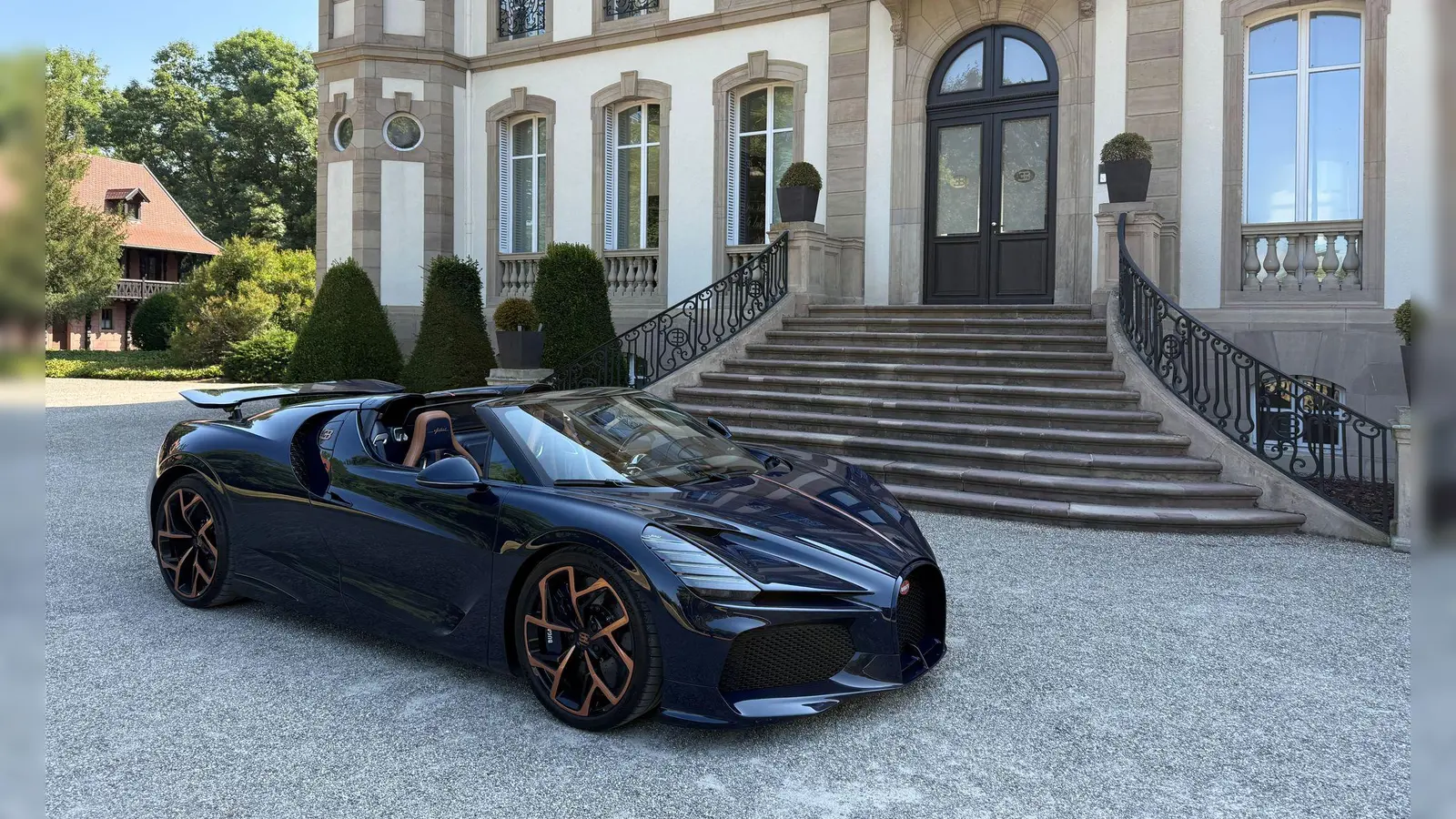 Von 0 auf 100 km/h beschleunigt der Bugatti Mistral in 2,5 Sekunden und erreicht nur etwa zehn Sekunden später die 300 km/h-Marke. (Foto: Thomas Geiger/dpa-tmn)