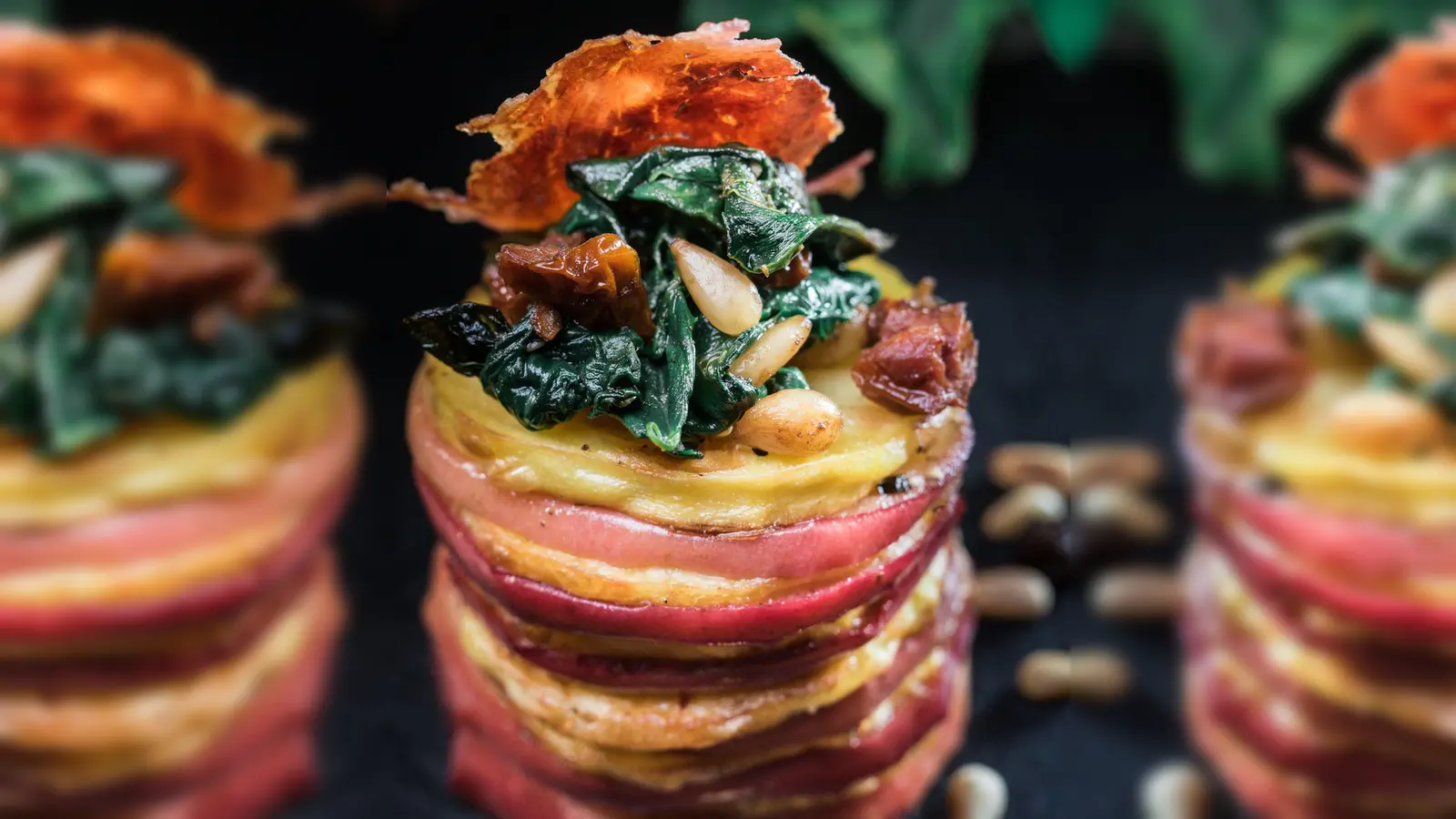 Als Krönung bekommt der Apfel-Tower eine Spinat-Schlemmerhaube. (Foto: BVEO/dpa-tmn)