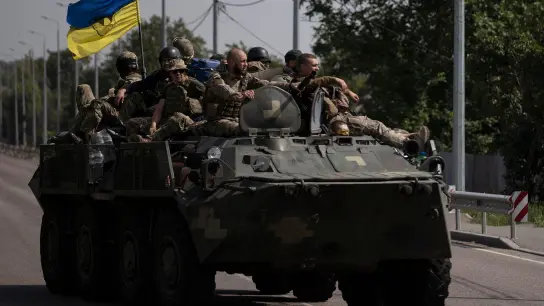 Ukrainische Soldaten in der Region Donezk im Osten des Landes. (Foto: Leo Correa/AP/dpa)
