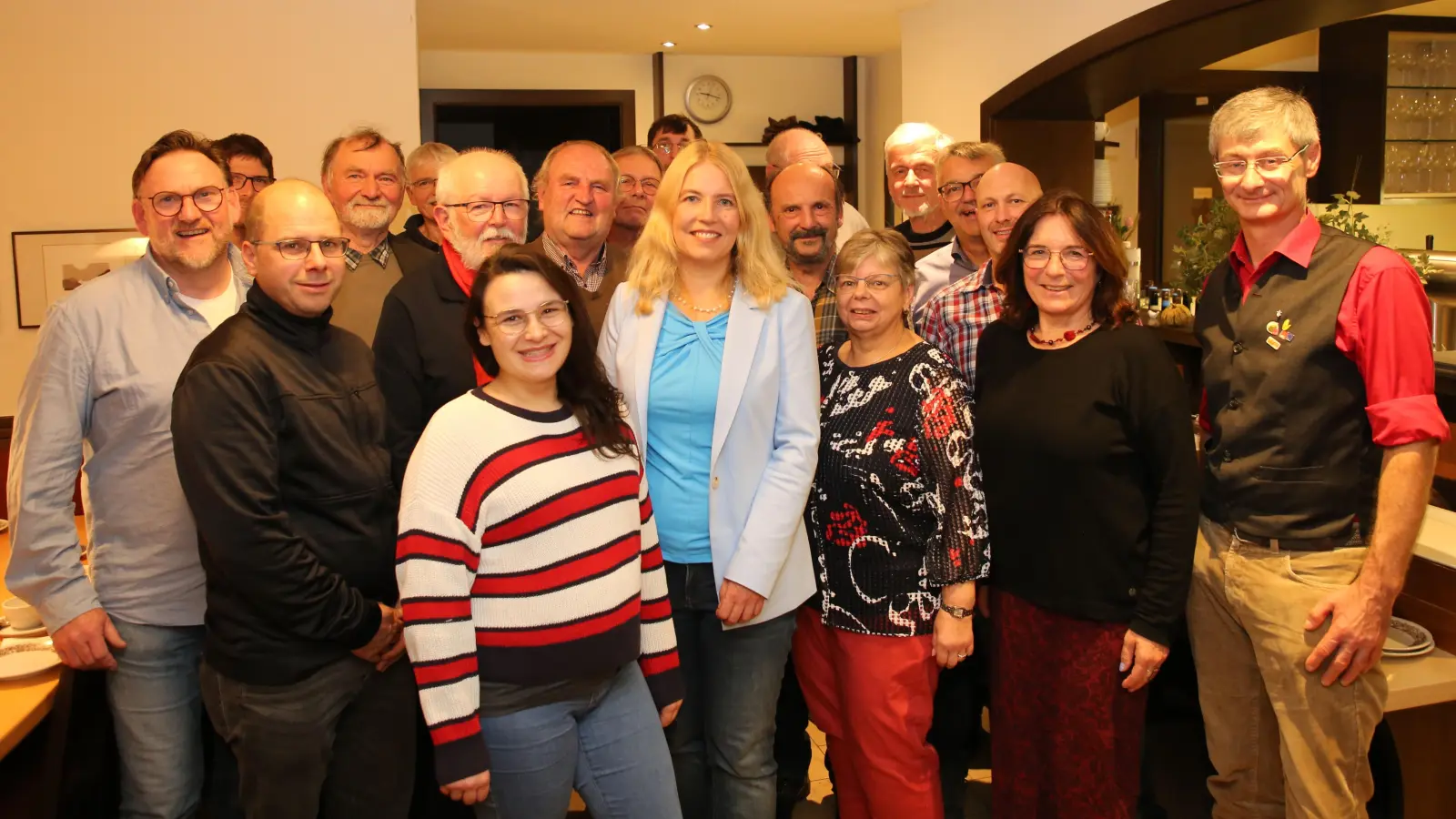 Die SPD nominierte ihre Bewerber für die Sitze im Heilsbronner Stadtrat. Bürgermeisterkandidatin ist Eva Didion (Mitte, weißer Blazer). (Foto: Alexander Biernoth)