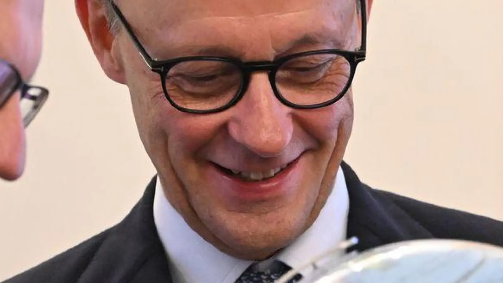 Kretschmann schenkte Merz einen Globus - weil ein Kanzler ja auch Weltpolitik mache. (Foto: Marijan Murat/dpa)