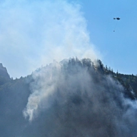 Auch heute sollen wieder Löschhubschrauber zum Einsatz kommen.  (Foto: Uwe Lein/dpa)