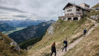 Hütte in Sicht: Gut dran ist, wer sich bei alpinen Wandertouren schon vorab die Plätze in den Unterkünften auf dem Berg reserviert. (Foto: Nicolas Armer/dpa/dpa-tmn)